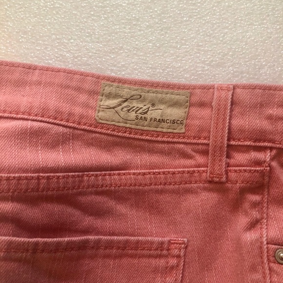 Levi’s Demi Curve Peach Cropped Pants Size 8 - Picture 4 of 7